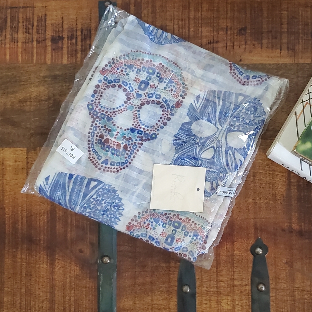🤍💙 Sugar Skull Scarve 💙🤍 - Picture 3 of 5
